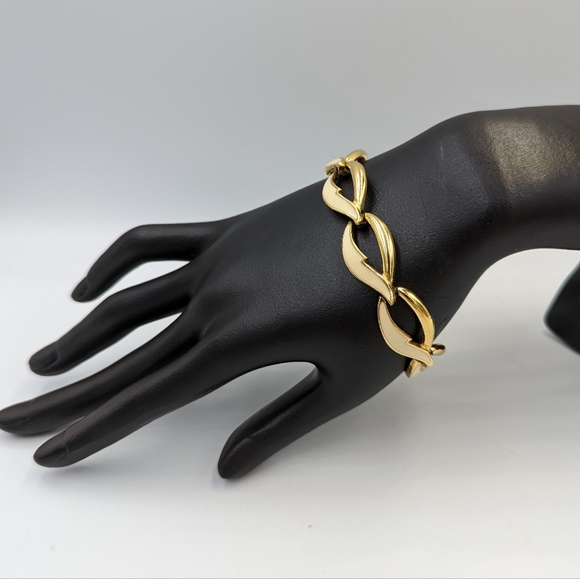 Vintage Monet Link Bracelet Cream Enamel Gold Tone Safety Chain Fold Clasp - Picture 2 of 13